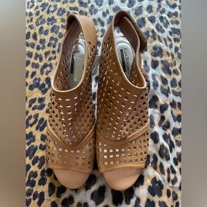 - - NWOB Kim Rogers “Simion” Cutout Tan Open-Toe Chunky Heel Sandal Size 10